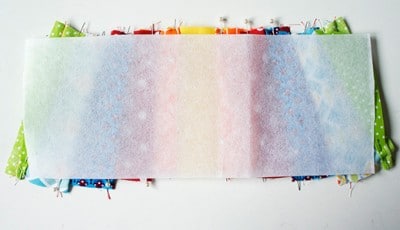 Buntes Stoffstück für das Nähen eines Plissees und einer Innentasche, geeignet für den Sew Along Tag 3 bei Handmade Kultur.