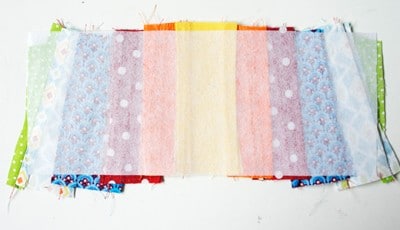 Verschiedene Stoffe für das Nähen eines Plissees und einer Innentasche, Stoffmuster in Pastellfarben, textile Materialien für Nähprojekte.