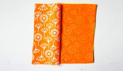 Stoff mit Blumenmuster in Orange, geeignet für Näharbeiten wie Plissee und Innentaschen, passend zum Sew Along Tag 3.
