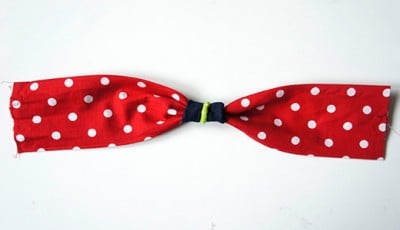 Rotes Haarband mit weißen Punkten, elastisch, ideal für Kinder, handgemacht, modisches Accessoire, passend für verschiedene Outfits, für DIY-Projekte geeignet.