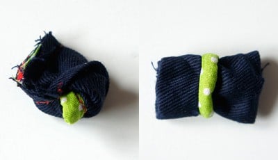 Zwei Stoffschleifen aus dunklem Stoff mit grünen Akzenten, ideal für kreative Nähprojekte und Dekorationen im Rahmen des Sew Along Tag 2 - Paspel, Henkel und Schleife.