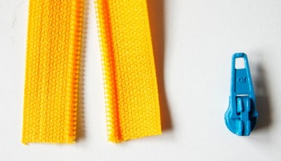 Gelbe Reißverschlüsse und blauer Zipper für die Herstellung einer Clutch, passend zum Sew Along Tag 4 - Clutch zusammenstellen.