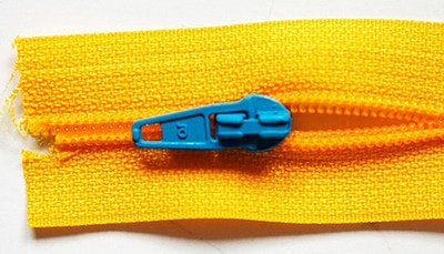 Gelber Reißverschluss mit blauer Kunststoffzange für Nähprojekte, passend zum Sew Along Tag 4 - Clutch zusammenstellen bei Handmade Kultur.