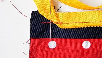 Nähen einer Clutch mit bunten Stoffen, Reißverschlüssen und Nähfaden, Vorbereitung für den Sew Along Tag 4 - Clutch zusammenstellen.