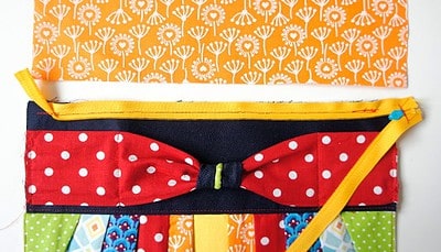 Bunte Clutch aus Stoff mit bunten Mustern, Polkadots und Reißverschluss, ideal für Handgemachtes und kreative Nähprojekte.
