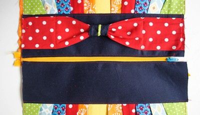Bunte Stoffe und Reißverschluss für eine selbstgenähte Clutch, ideal für Handarbeit und Nähprojekte, passend zum Sew Along Tag 4 - Clutch zusammenstellen.