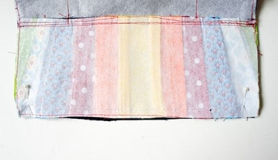 Bunte Stoffreste in Streifen für die Herstellung einer Clutch, Nähte sichtbar, im Rahmen eines Nähprojekts für den Sew Along Tag 4.