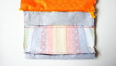 Stoffe für eine Clutch werden zugeschnitten, inklusive Schnittmuster und Nähanleitung, für den Sew Along Tag 4 bei Handmade Kultur.