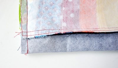 Nähen eines Stoffteils für eine Clutch im Rahmen des Sew Along Tag 4, mit sichtbaren Nähfäden und Stoffmustern, ideal für Handmade Kultur und Nähprojekte.