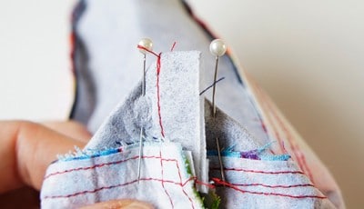 Nähen eines Clutches mit Stecknadeln, Stoff und Nähmaschine, Teil des Sew Along Tag 4 - Clutch zusammenstellen, für Handmade Kultur.