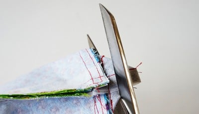 Nähen einer Clutch mit Stoff, Schere und Nähmaschine, Schritt für Schritt Anleitung für Handmade Kultur, Sew Along Tag 4.