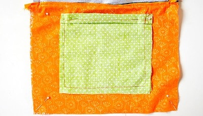 Bunter Stoffzuschnitt für eine selbstgenähte Clutch, ideal für Handmade-Kultur und Sew Along Projekte, mit Fokus auf Nähtechnik und Stoffdesign.