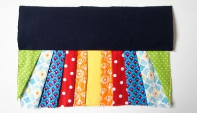 Bunte handgemachte Clutch mit verschiedenen Stoffmustern und Farben, ideal für Nähprojekte und kreative Handarbeit, perfekt für Sew Along Tag 4 - Clutch zusammenstellen.