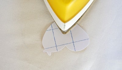 Herzförmiger Briefumschlag mit Stempel, symbolisch für Liebe und Wertschätzung, passend zum Muttertag und Geschenkideen für Mama.