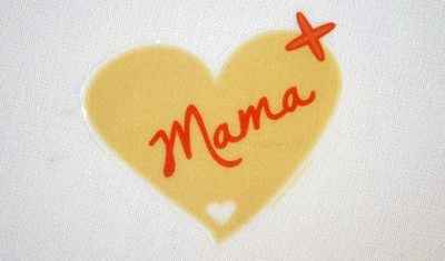 Herzförmiger Aufkleber mit der Aufschrift Mama, ideal für Muttertagsgeschenke, handgemacht, liebevoll gestaltet, symbolisiert Liebe und Wertschätzung für Mütter.