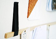 Mein Home Office mit einer DIY Notiz- oder Memoleiste aus Holz und Lederschlaufen