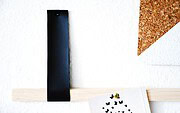 Mein Home Office mit einer DIY Notiz- oder Memoleiste aus Holz und Lederschlaufen