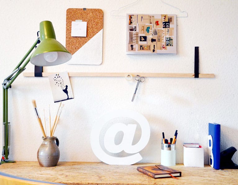 Mein Home Office mit einer DIY Notiz- oder Memoleiste aus Holz und Lederschlaufen