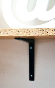 Mein Home Office mit einer DIY Notiz- oder Memoleiste aus Holz und Lederschlaufen