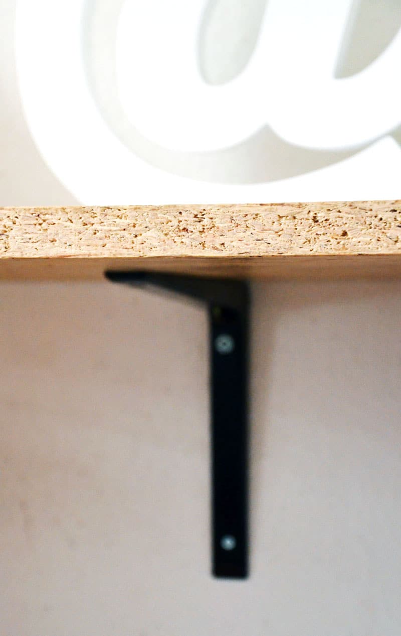 Mein Home Office mit einer DIY Notiz- oder Memoleiste aus Holz und Lederschlaufen