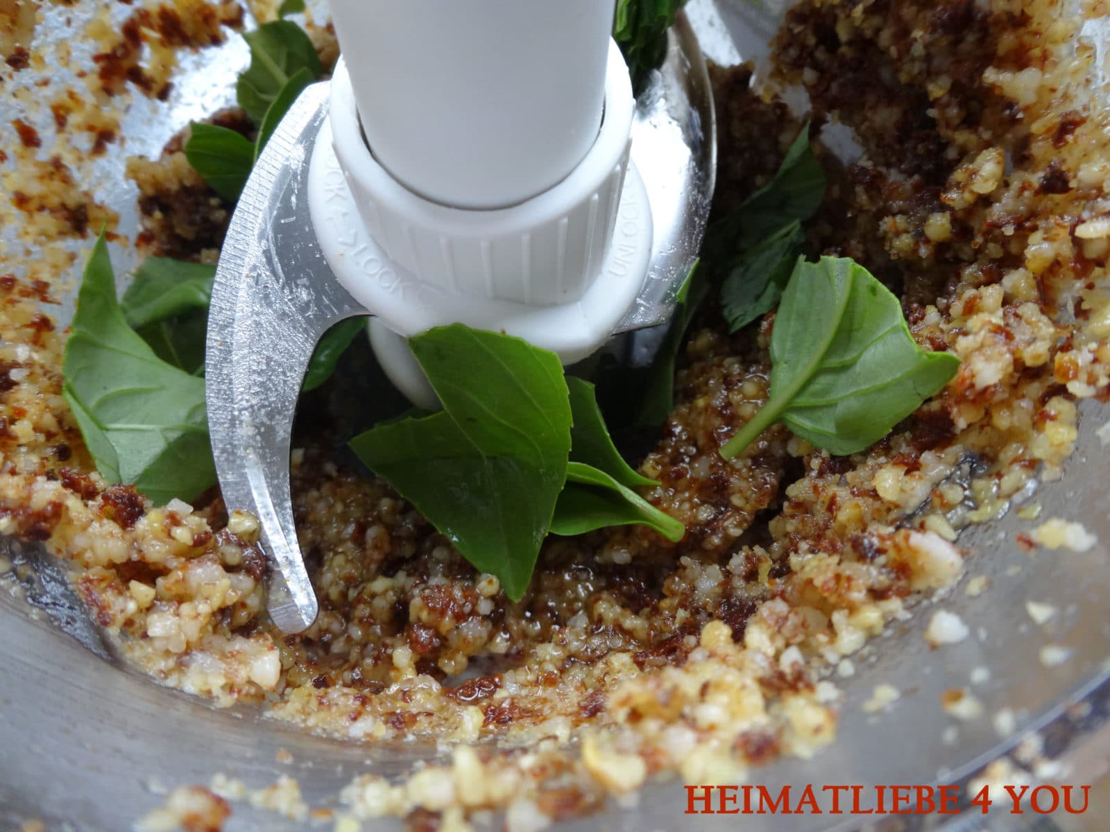 Grüner Spargel mit Walnuss-Pesto