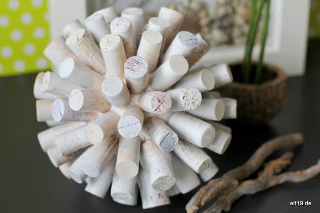 Upcycling: Kugel aus Weinkorken
