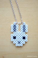 Ketten aus Bügelperlen: Hase & Telefon