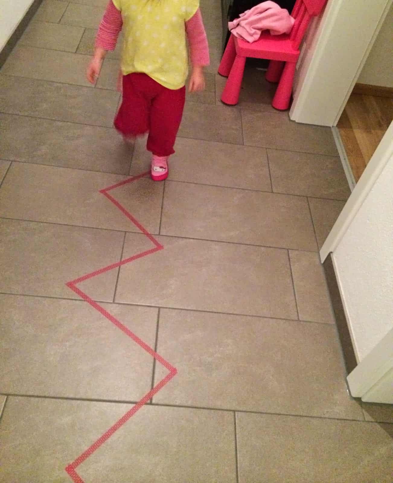Balancieren in der Wohnung für Kinder