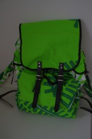 Grüner Rucksack mit schwarzen Schnallen und Schriftzug, ideal für nachhaltige und kreative Handwerksprojekte.