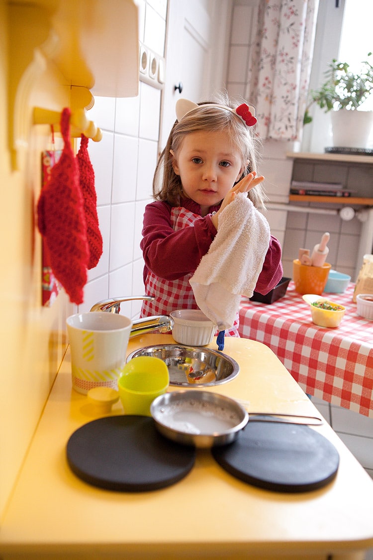Möbelupcycling! Aus Omas Nachtschrank wird Lillys Kinderküche