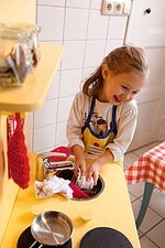 Möbelupcycling! Aus Omas Nachtschrank wird Lillys Kinderküche