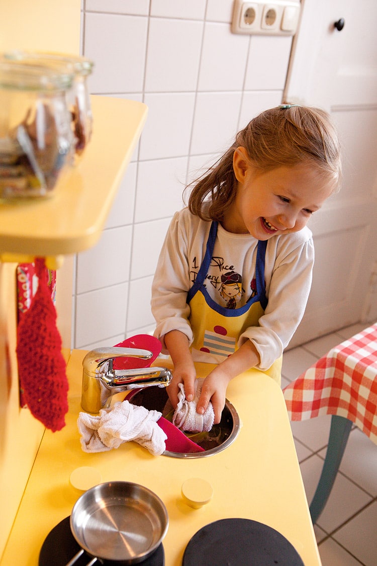 Möbelupcycling! Aus Omas Nachtschrank wird Lillys Kinderküche