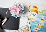 Einladungskarten aus Tafelfolie und recycelten Kinderbüchern