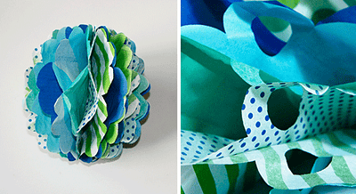 Bunte Wabenbälle und Pompoms aus Papier in verschiedenen Blau- und Grüntönen, ideal für DIY Dekorationen und kreative Bastelprojekte.