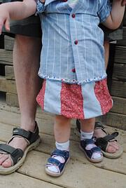 Kinderoutfit aus „ausgedienten Herrenhemden“