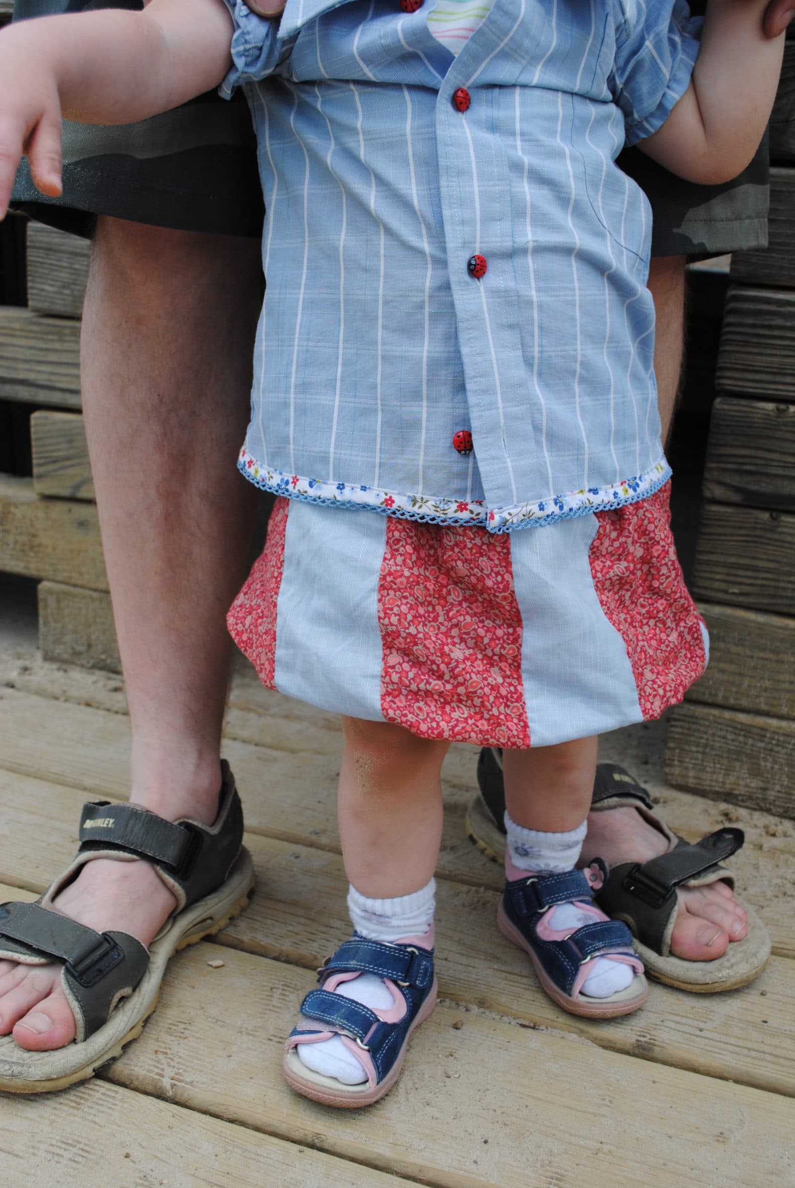 Kinderoutfit aus „ausgedienten Herrenhemden“
