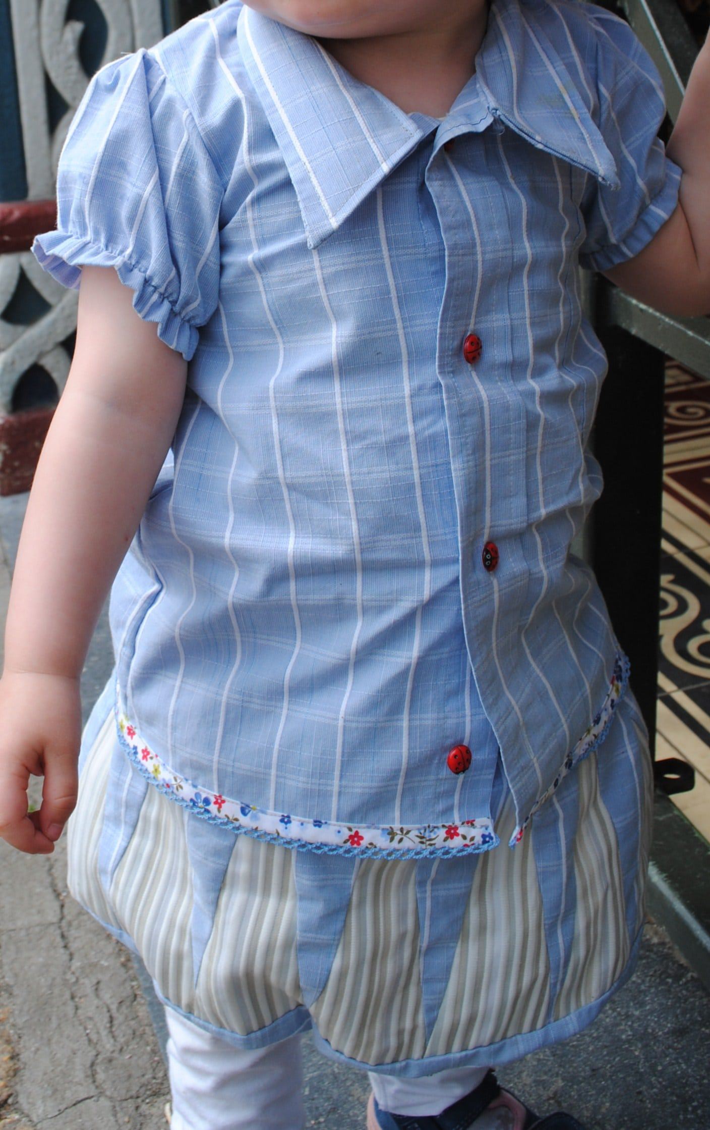 Kinderoutfit aus „ausgedienten Herrenhemden“