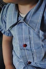 Kinderoutfit aus „ausgedienten Herrenhemden“
