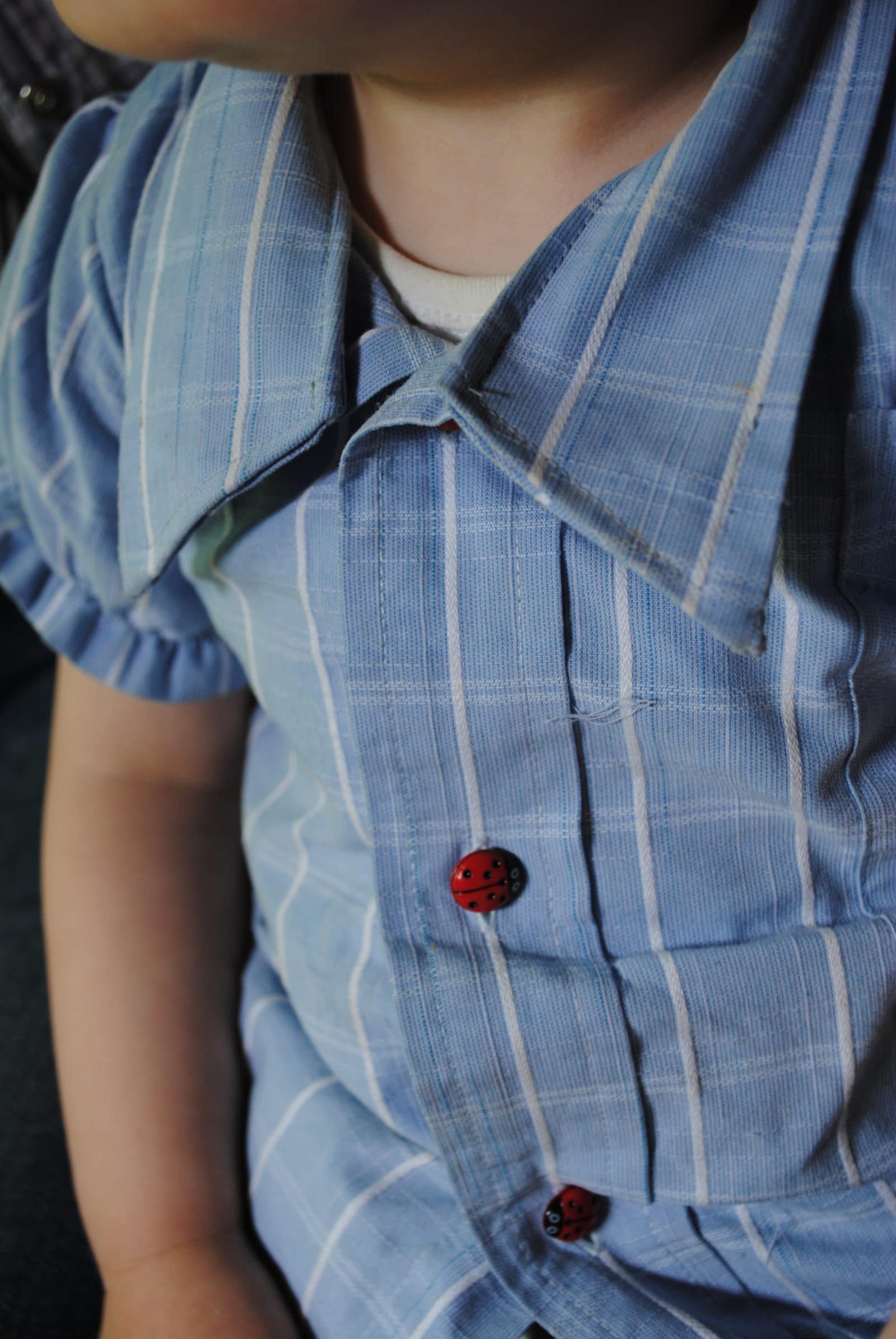 Kinderoutfit aus „ausgedienten Herrenhemden“