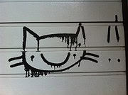 Graffiti-Kunstwerk einer Katze mit Smiley-Gesicht, das auf eine Wand mit horizontalen Linien gemalt ist, im urbanen Stil, kreative Street Art Illustration.