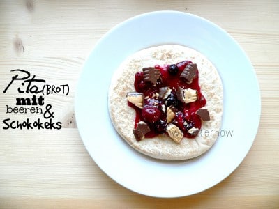 freitagsfutter | kleines Frühstückchen mit Pita(brot), roten Beerchen und Schokokeks