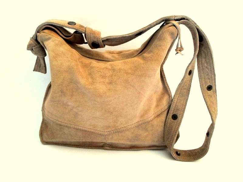 Männer Lederhemd wird zur Handtasche