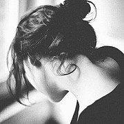 Schwarz-Weiß-Fotografie einer Frau mit dunklem Haar, die den Kopf leicht nach unten neigt, kreative und künstlerische Darstellung für Handmade Kultur.