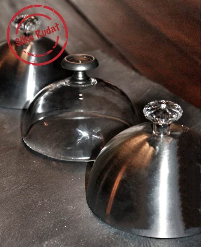 Elegante Hauben aus Glas und Metall