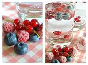 Beeren-Wasser mit Früchte Eiswürfel