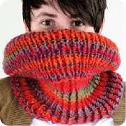 Bunter, handgestrickter Schal mit vielfältigen Farben und Mustern, ideal für kalte Tage, betont die kreative Handwerkskunst und den einzigartigen Stil.