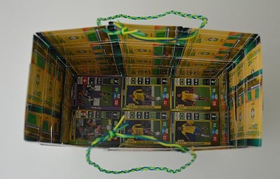 Kreative Tasche aus recycelten Fußball-Sammelkarten, handgemacht, mit bunten Karten gestaltet, ideal für Fans und Sammler, umweltfreundliches Upcycling-Design.
