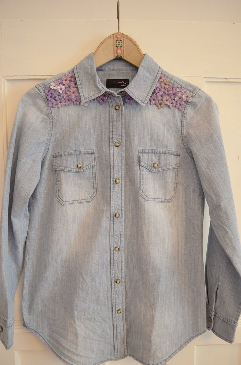 Fliedermädchen: Das DIY-Jeanshemd