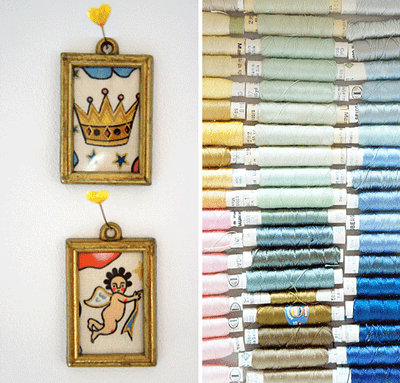 Bunte Garnrollen in verschiedenen Farben, perfekt für DIY-Projekte und kreative Handarbeit, auf einer Holzregal- oder Aufbewahrungsstation. Ideal für Handarbeitsliebhaber.