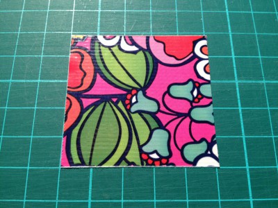 Bunte, handgemachte Ohrringe aus Duck Tape mit floralem Muster, perfekt für kreative Schmuckideen und individuelle Accessoires.